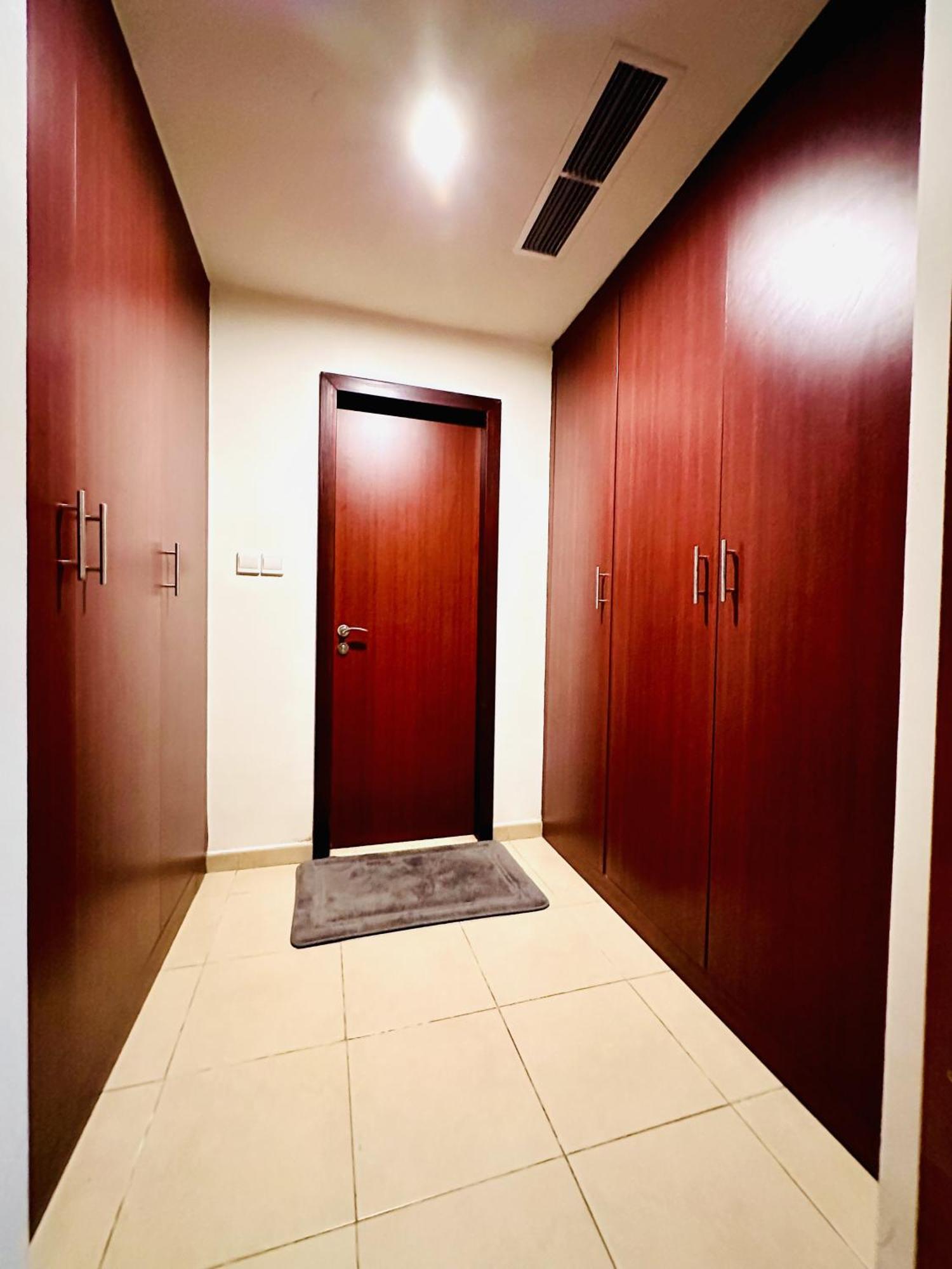 The Aero Hostel Дубай Экстерьер фото